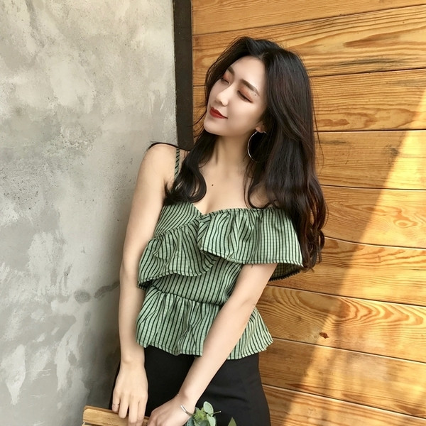 Дамски потник в два цвята с тънки презрамнки и волани