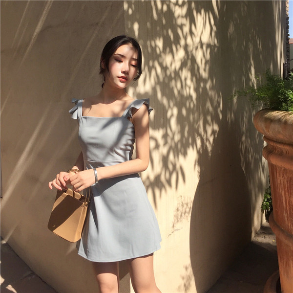 Къса рокля с интересни презрамки в син цвят