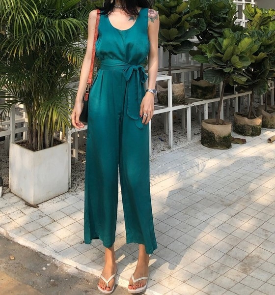 Широк дамски гащеризон с дебели презрамки и колан в два цвята