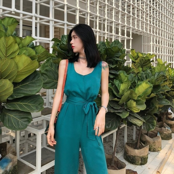 Широк дамски гащеризон с дебели презрамки и колан в два цвята