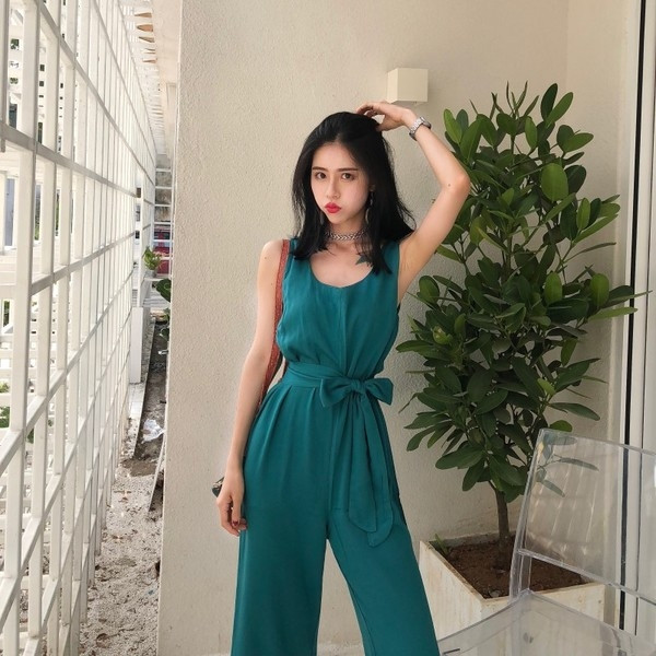 Широк дамски гащеризон с дебели презрамки и колан в два цвята