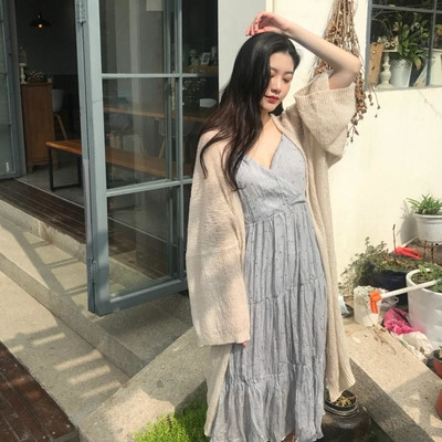 Дамска с дължина до коленете с тънки презрамки и V-образно деколте