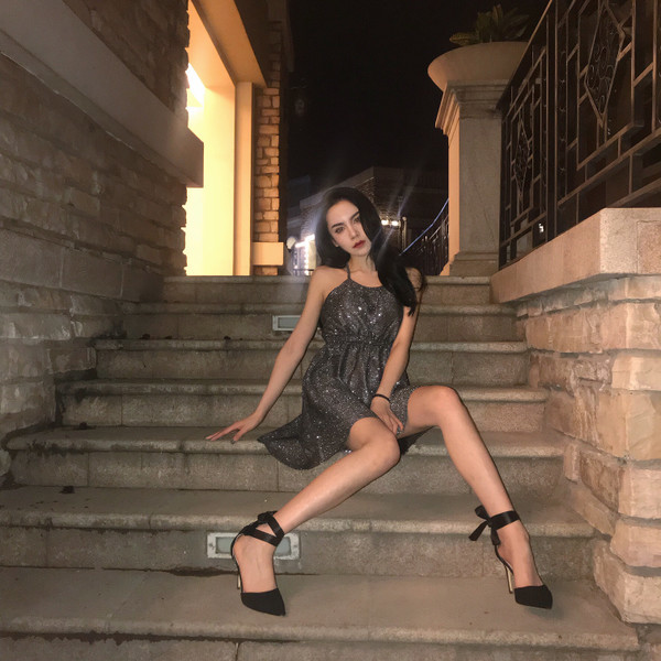 Блестяща къса рокля с тънки презрамки в два цвята