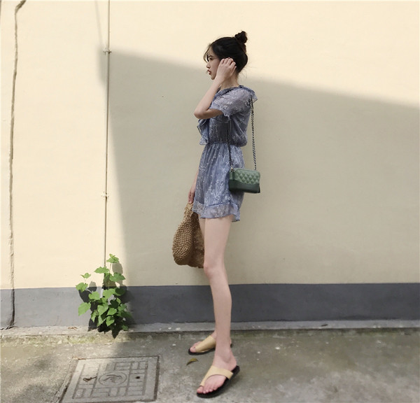 Летен гащеризон с къс ръкав, волани и флорален мотив