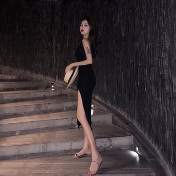 Черна рокля с тънки презрамки, странична цепка и отворен гръб