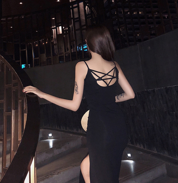 Черна рокля с тънки презрамки, странична цепка и отворен гръб