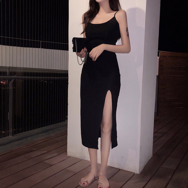 Черна рокля с тънки презрамки, странична цепка и отворен гръб