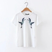 Бяла дамска тениска с апликация и надпис на гърба