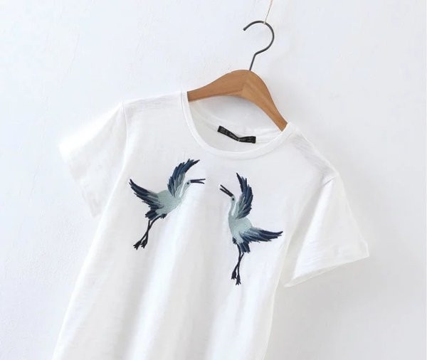 Бяла дамска тениска с апликация и надпис на гърба