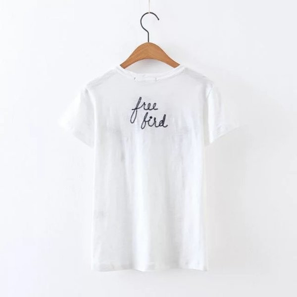 Бяла дамска тениска с апликация и надпис на гърба