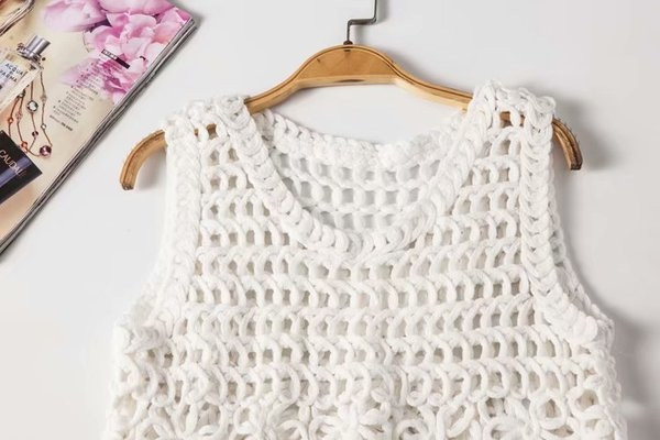 Къс плетен топ с дебели презрамки в два цвята