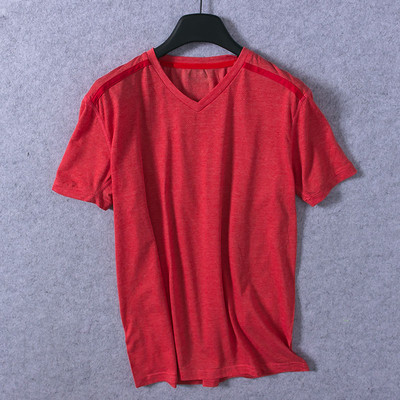 Мъжка тениска в различни цветове с V-образно деколте