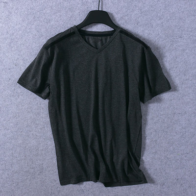 Мъжка тениска в различни цветове с V-образно деколте