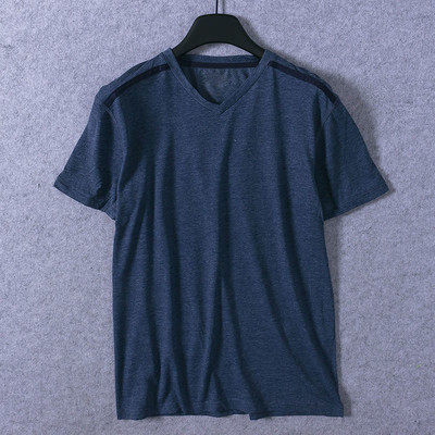 Мъжка тениска в различни цветове с V-образно деколте