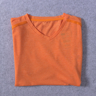 Мъжка тениска в различни цветове с V-образно деколте