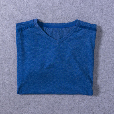 Мъжка тениска в различни цветове с V-образно деколте