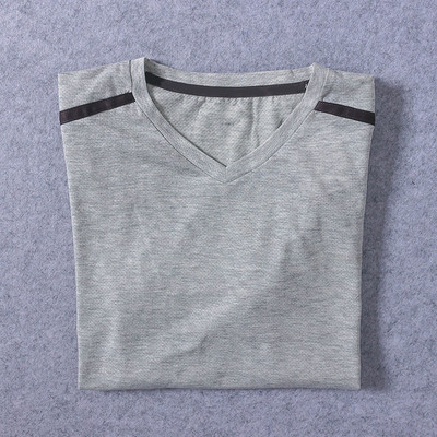 Мъжка тениска в различни цветове с V-образно деколте