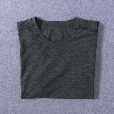 Мъжка тениска в различни цветове с V-образно деколте