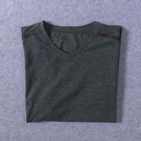 Мъжка тениска в различни цветове с V-образно деколте