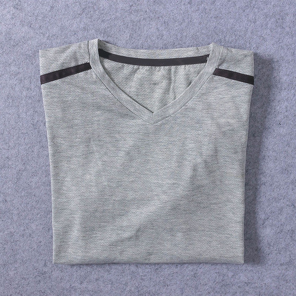 Мъжка тениска в различни цветове с V-образно деколте