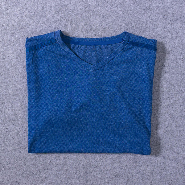 Мъжка тениска в различни цветове с V-образно деколте