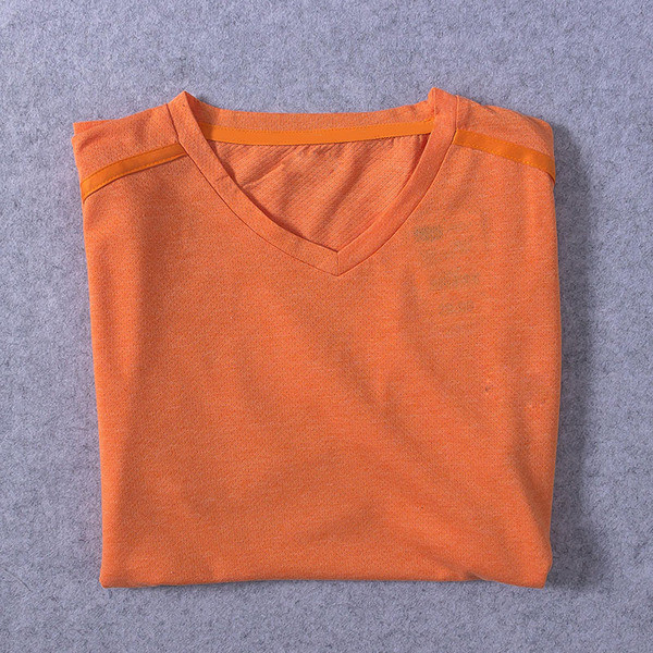 Мъжка тениска в различни цветове с V-образно деколте