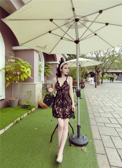 Къса рокля от дантела с тънки презрамки и V-образно деколте