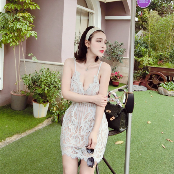 Къса рокля от дантела с тънки презрамки и V-образно деколте