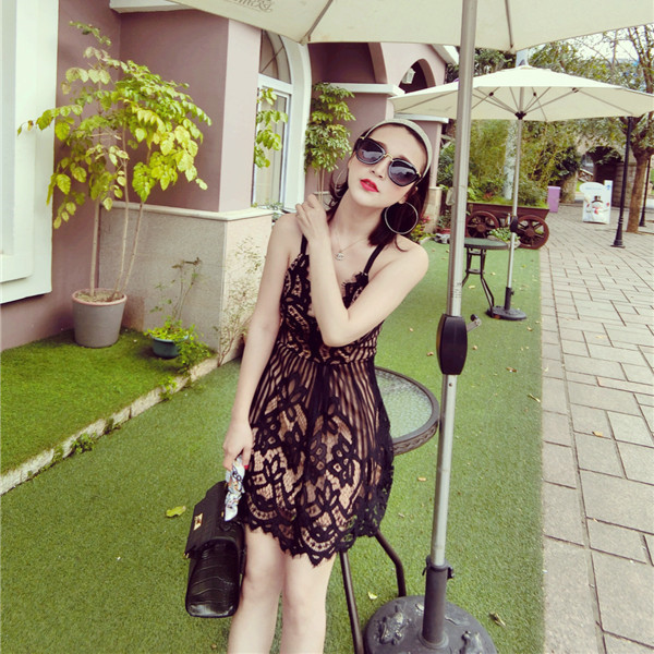 Къса рокля от дантела с тънки презрамки и V-образно деколте