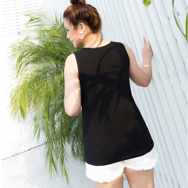 Дамски изчистен потник с О-образно деколте в черен цвят