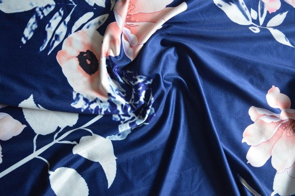 Дамска флорална рокля V-образно деколте и изрязан гръб