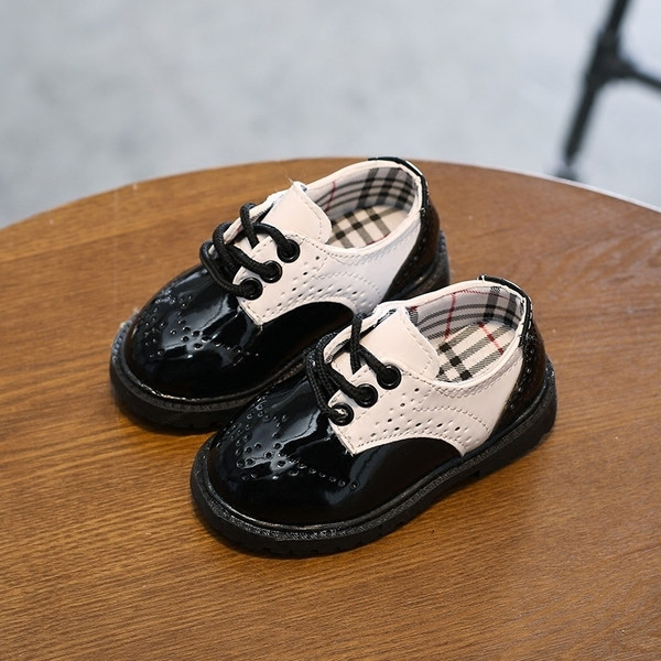 Zárt gyerekcipő fűzős lányoknak két színben