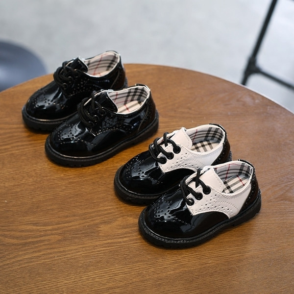 Zárt gyerekcipő fűzős lányoknak két színben