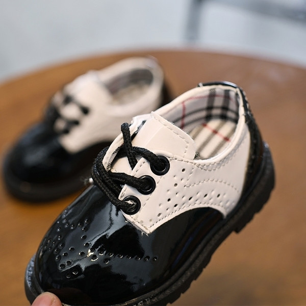 Zárt gyerekcipő fűzős lányoknak két színben