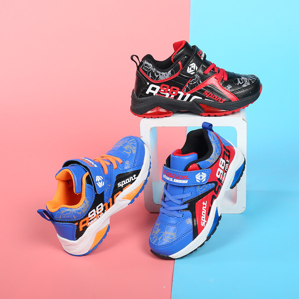 Спотни детски маратонки за момчета с щампа и надпис