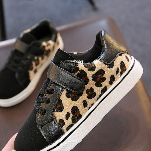 Детски спортни обувки за момиче с леопардова шарка в два цвята