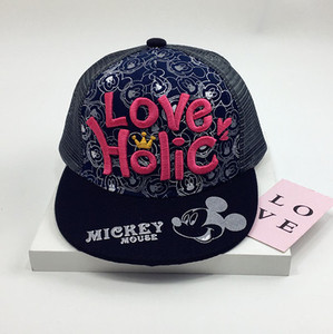 Детска ежедневна шапка в няколко цвята с бродерия 