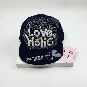 Детска ежедневна шапка в няколко цвята с бродерия 