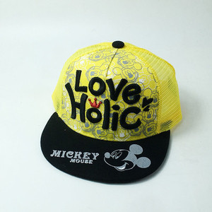 Детска ежедневна шапка в няколко цвята с бродерия 