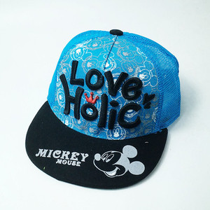 Детска ежедневна шапка в няколко цвята с бродерия 