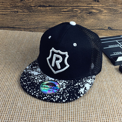 Детска ежедневна шапка в няколко цвята с бродерия 