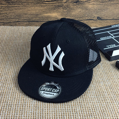 Детска ежедневна шапка в няколко цвята с бродерия 