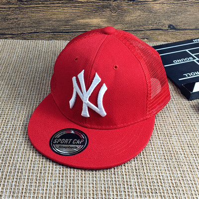 Детска ежедневна шапка в няколко цвята с бродерия 