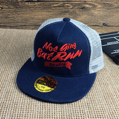 Детска ежедневна шапка в няколко цвята с бродерия 