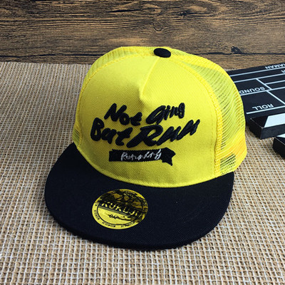 Детска ежедневна шапка в няколко цвята с бродерия 