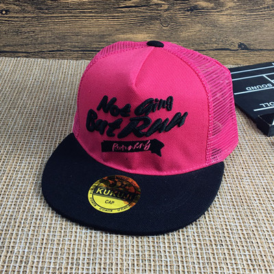 Детска ежедневна шапка в няколко цвята с бродерия 