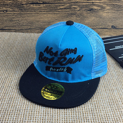 Детска ежедневна шапка в няколко цвята с бродерия 