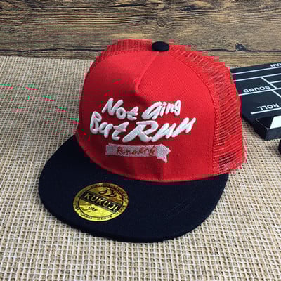 Детска ежедневна шапка в няколко цвята с бродерия 