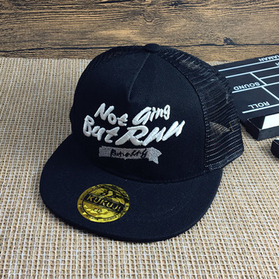 Детска ежедневна шапка в няколко цвята с бродерия 