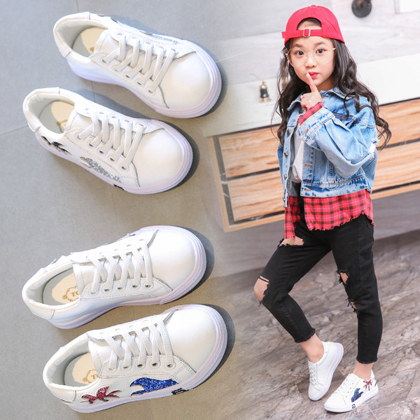 Adidași pentru copii pentru o fată cu aplicație de brocart în diferite culori